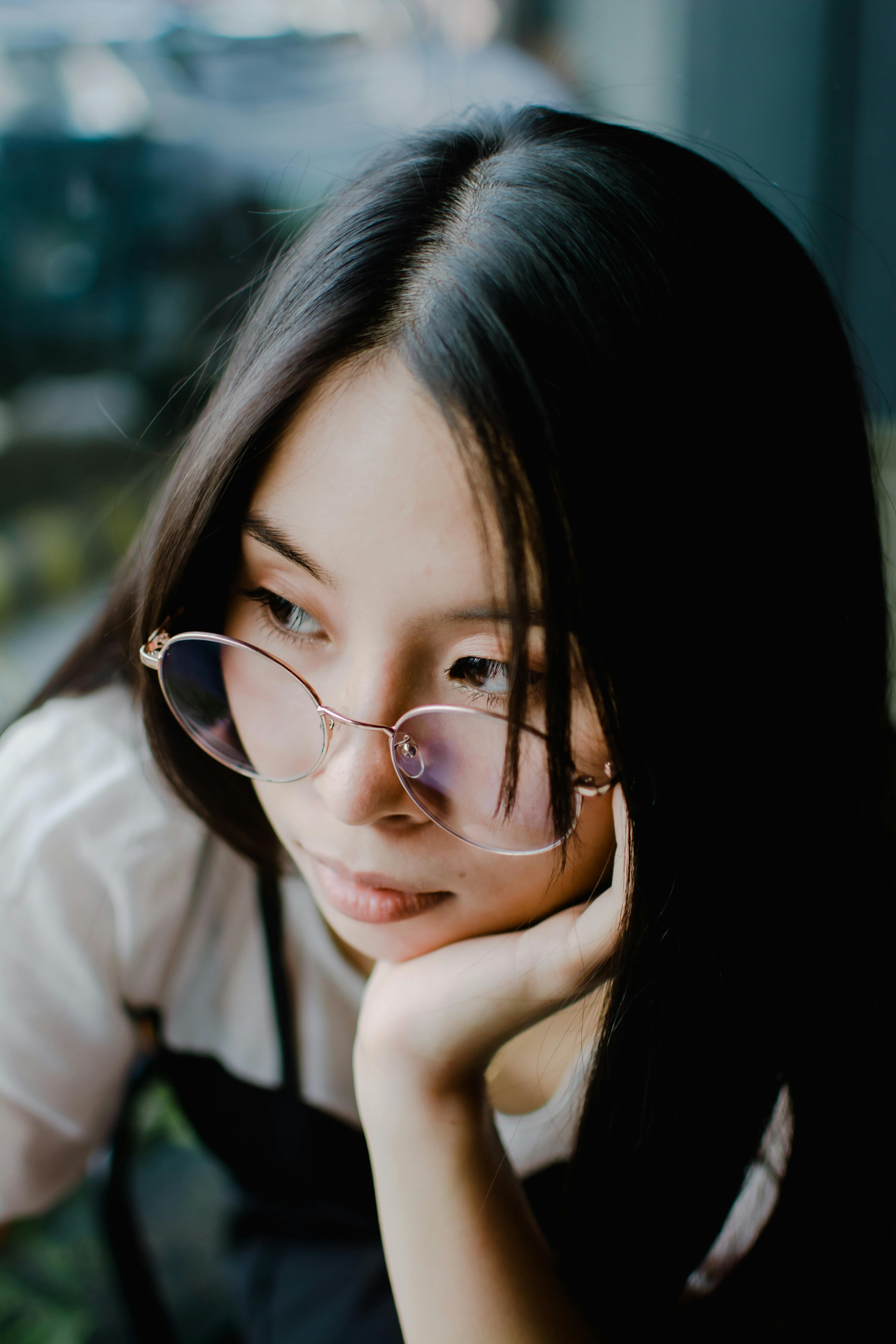 กรอบแว่น MIRAR — สไตล์คัดสรรบนพื้นหลังโทนซาเจ